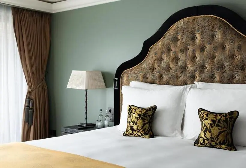 Deluxe Room King Size Bed, L Oscar London