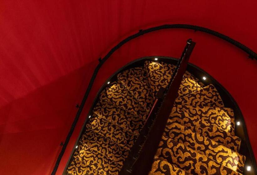 Duplex Suite, L Oscar London