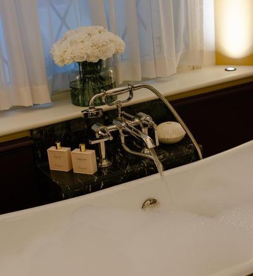 Suite, L Oscar London