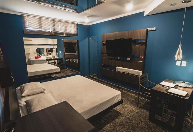 자쿠지 스위트, Paris Motel