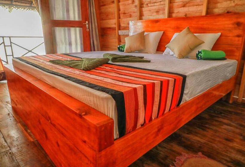 اتاق لوکس با بالکن و چشم‌انداز دریا, Indika Beach Villa