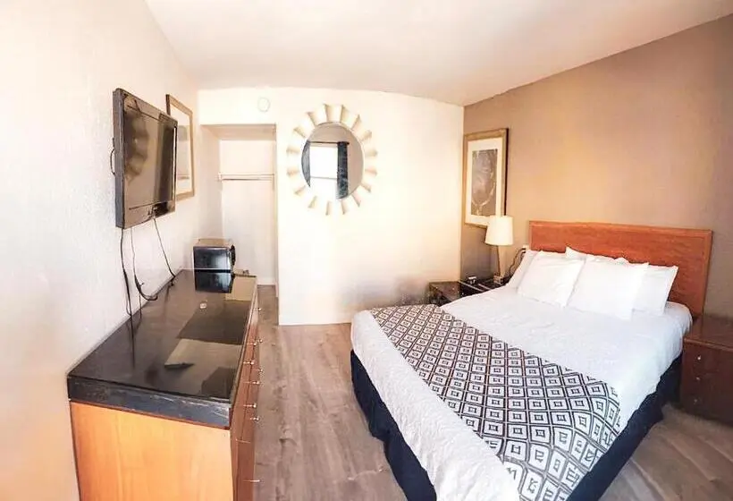 キングサイズベッドのスタンダードルーム, Penn Lodge Hotel & Suites Philadelphia   Bensalem