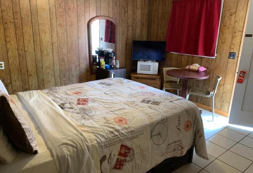 Economy Room, Phillips Historic Motel & Cottages
