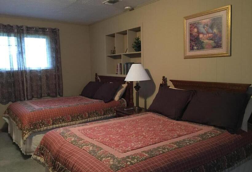Family Bungalow, Phillips Historic Motel & Cottages
