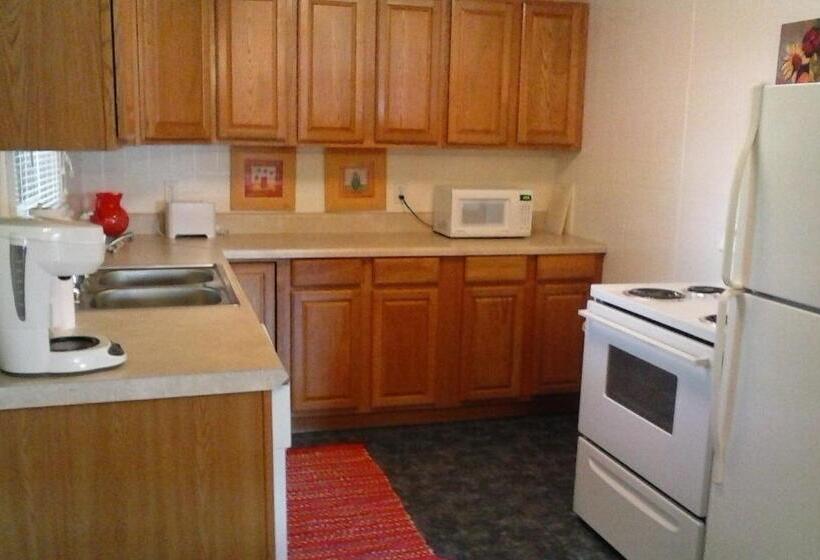 1 Bedroom Apartment, Phillips Historic Motel & Cottages