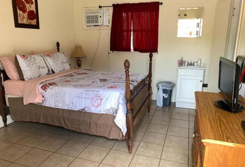 Economy Room, Phillips Historic Motel & Cottages