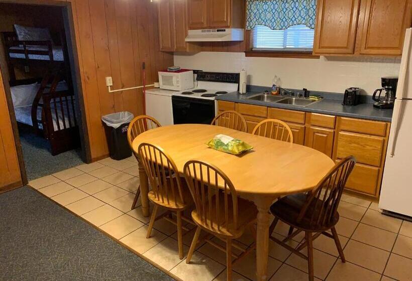 2 Bedroom Apartment, Phillips Historic Motel & Cottages