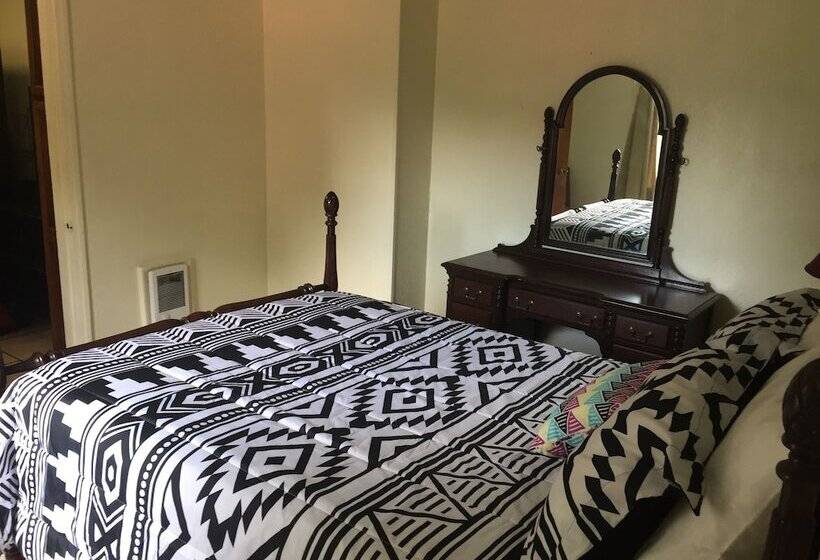 1 Bedroom Apartment, Phillips Historic Motel & Cottages
