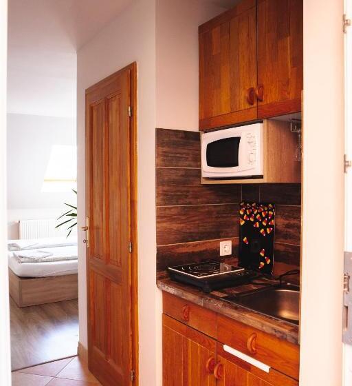 基本间, King Arthur Panzió