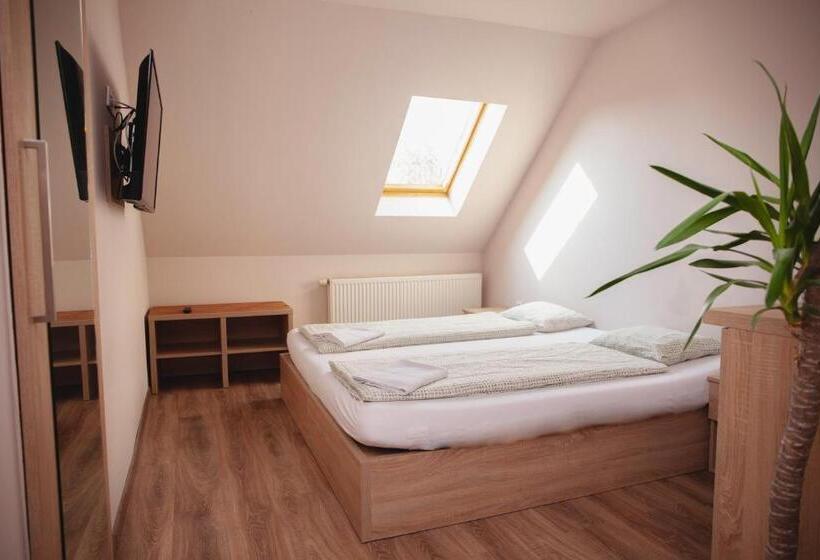 基本间, King Arthur Panzió