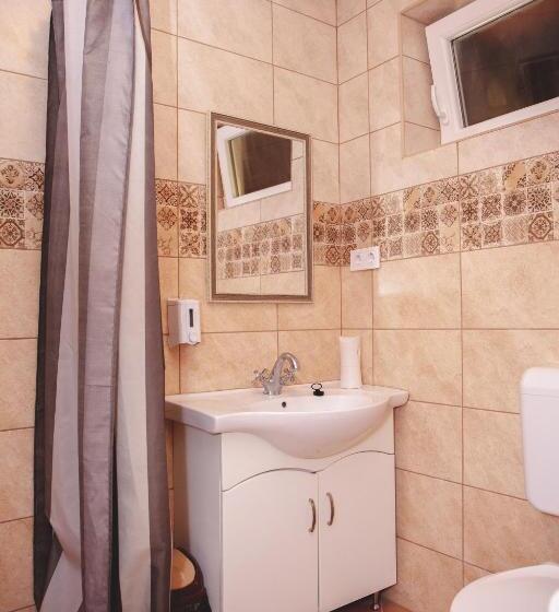 基本间, King Arthur Panzió