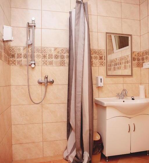 基本间, King Arthur Panzió