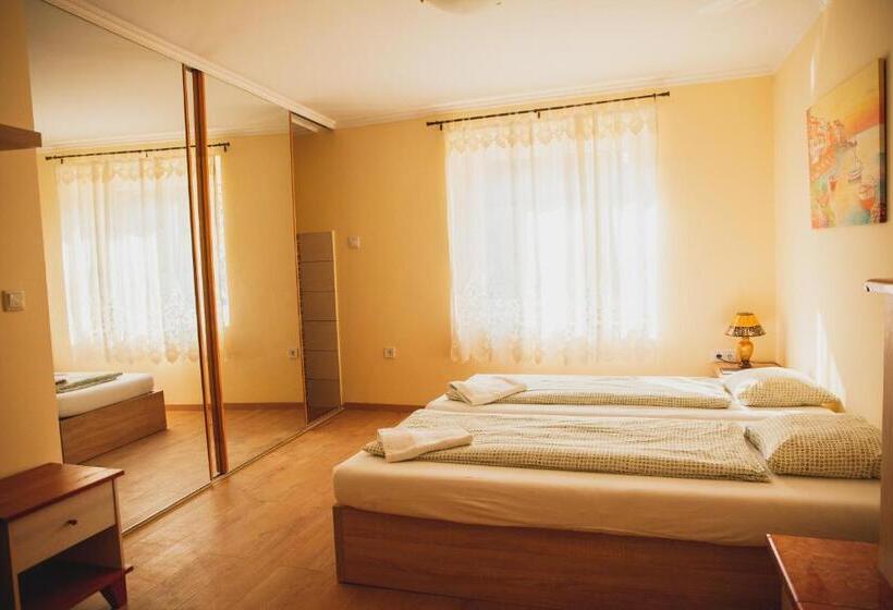 高级大房间, King Arthur Panzió