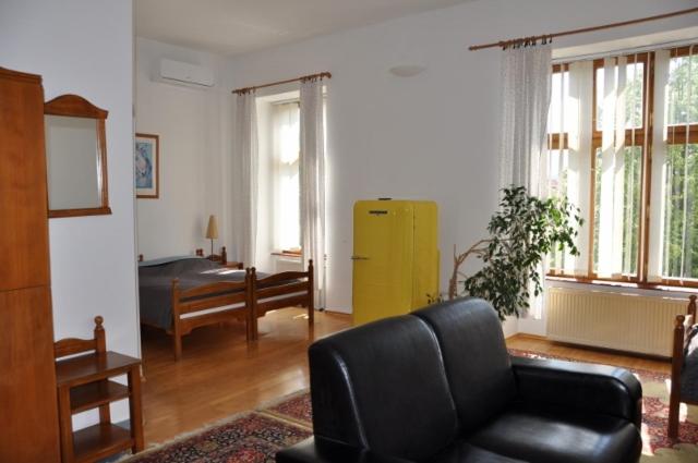 豪华三人间, Club M.k.m. Modra