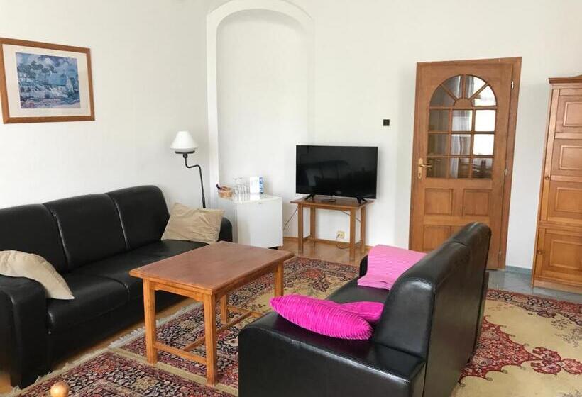 豪华三人间, Club M.k.m. Modra