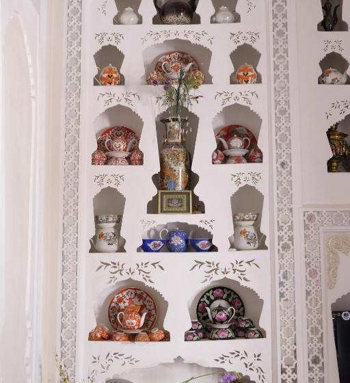 חדר משפחתי, Umarxon