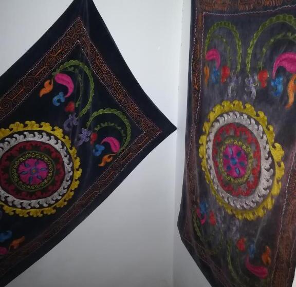 חדר אקונומי, Umarxon