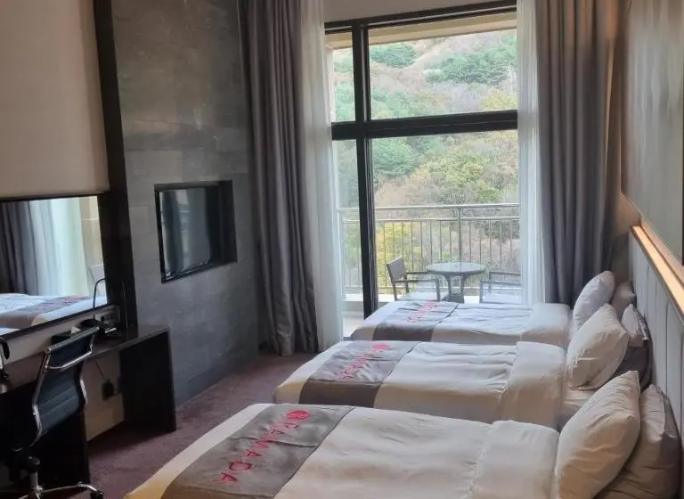 Deluxe Kolmen Hengen Huone, Ramada Hotel & Suites By Wyndham Gangwon Pyeongchang