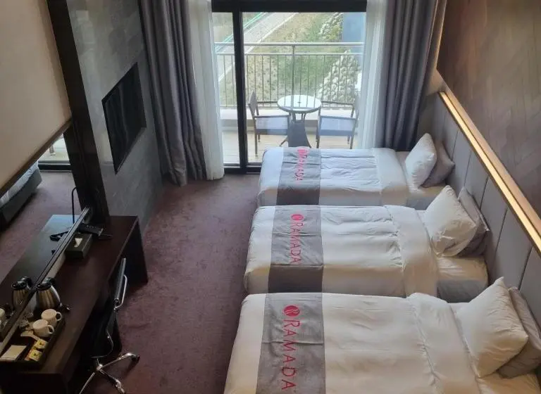 Deluxe Kolmen Hengen Huone, Ramada Hotel & Suites By Wyndham Gangwon Pyeongchang