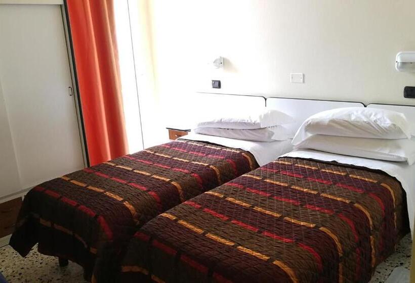 اتاق استاندارد چهارنفره با بالکن, Alaska