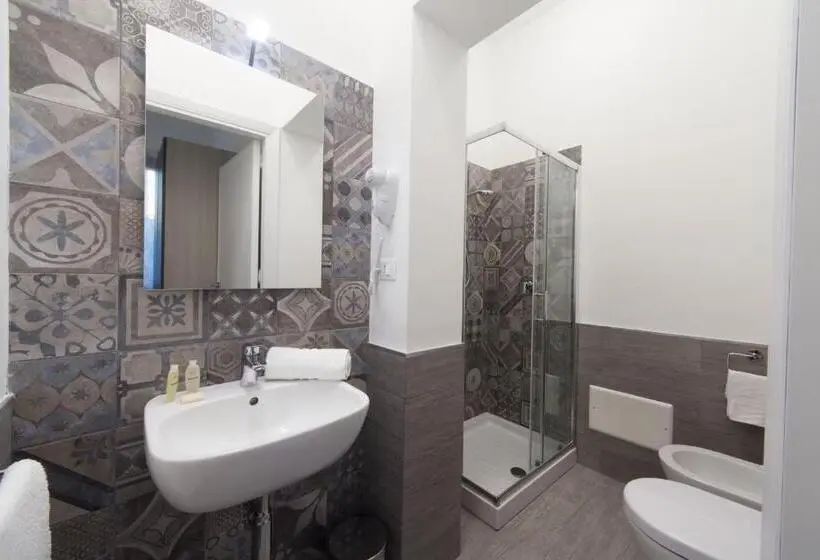 Habitació Triple Estàndard, Amaka