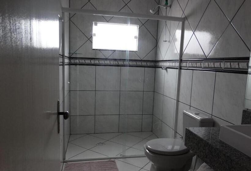 חדר בסיסי, Pousada Central