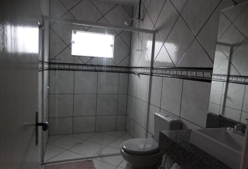 חדר בסיסי, Pousada Central