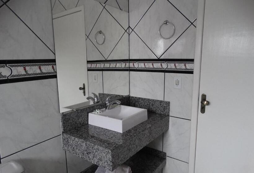 חדר בסיסי, Pousada Central