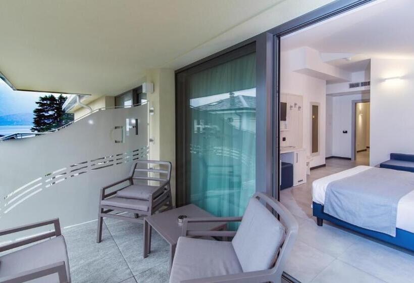 Standar Háromágyas Szoba Erkéllyel, Domaso