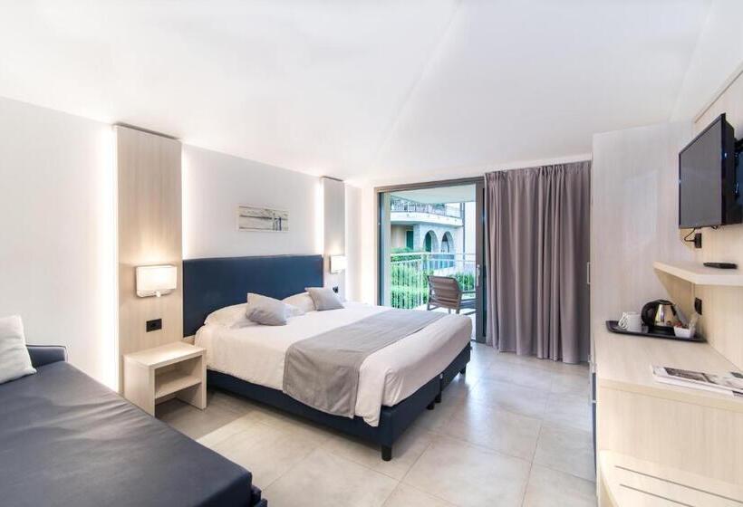 Standar Háromágyas Szoba Erkéllyel, Domaso