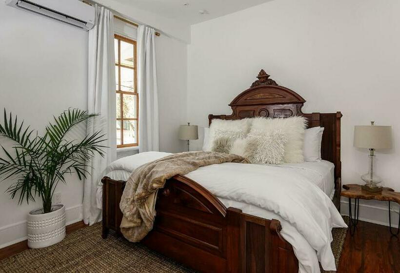 اتاق لوکس با تخت بزرگ, Casablanca