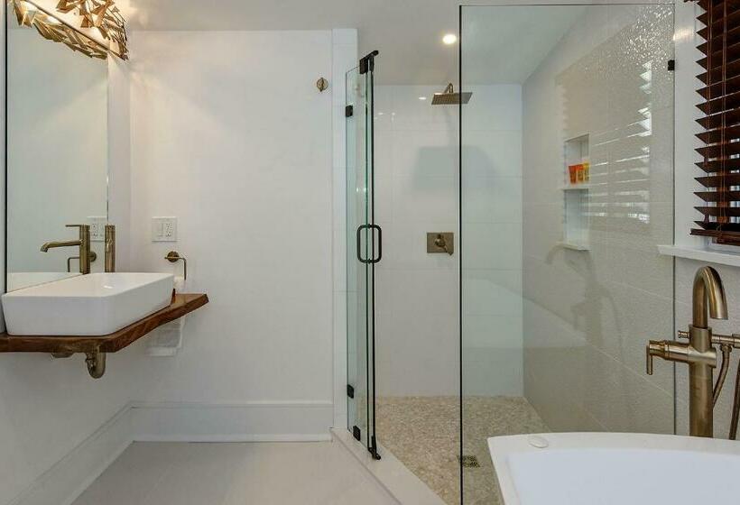 اتاق لوکس با تخت بزرگ, Casablanca