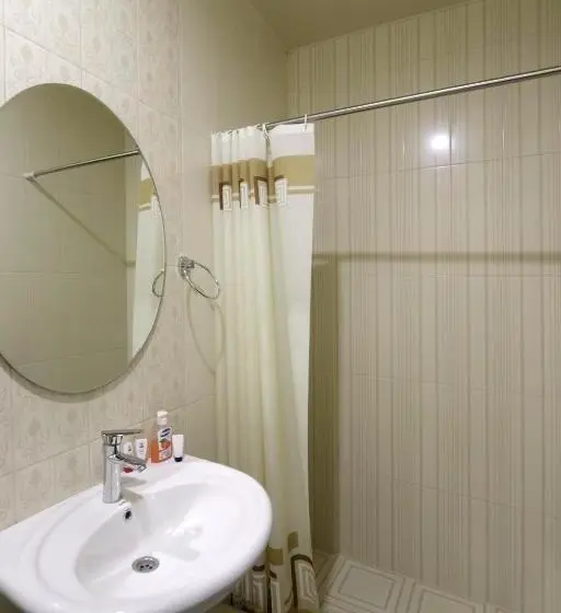 اتاق استاندارد چهار تخته, Garnim Guest House