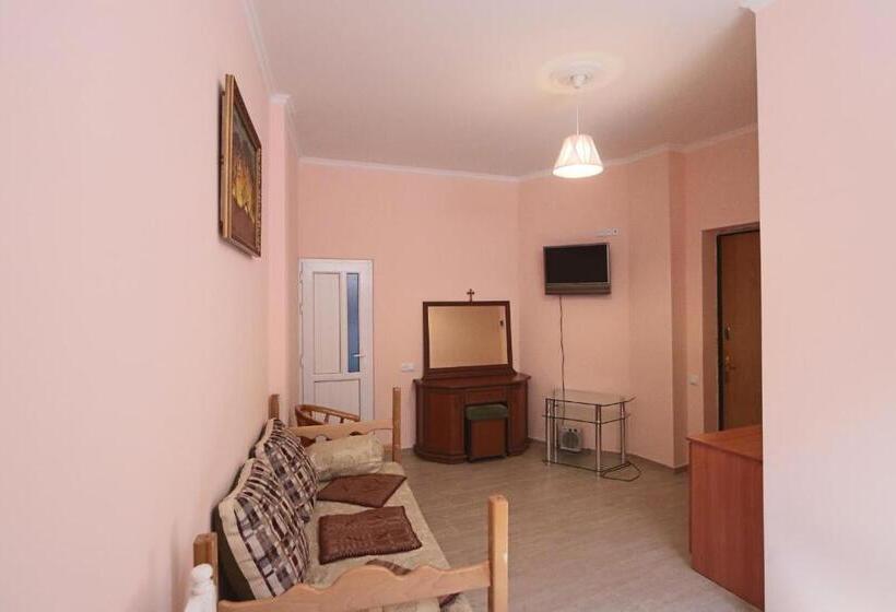 اتاق استاندارد سه نفره, Garnim Guest House