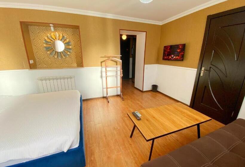 اتاق استاندارد سه نفره, Orange Kutaisi