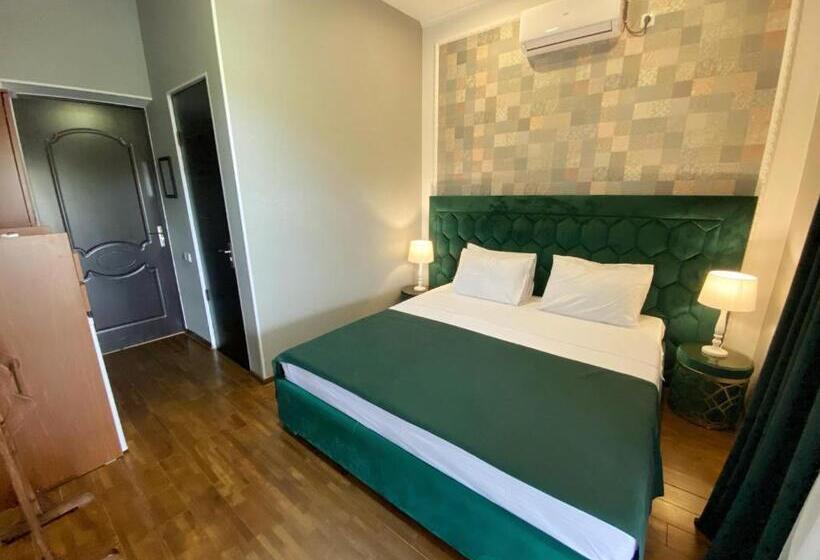 اتاق لوکس, Orange Kutaisi