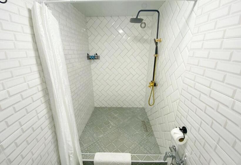 Deluxe Suite King Bed, Orange Kutaisi