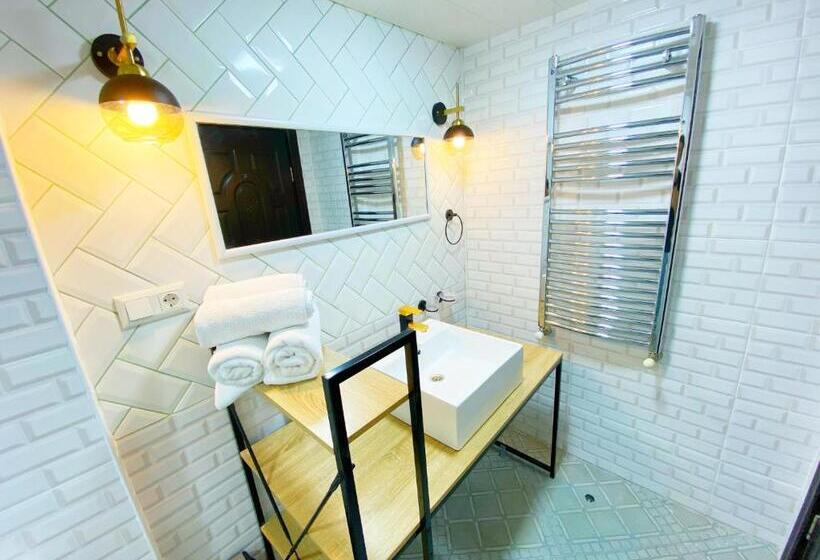 Deluxe Suite King Bed, Orange Kutaisi