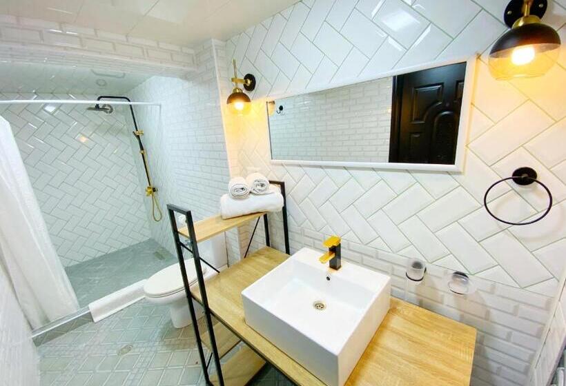 Deluxe Suite King Bed, Orange Kutaisi