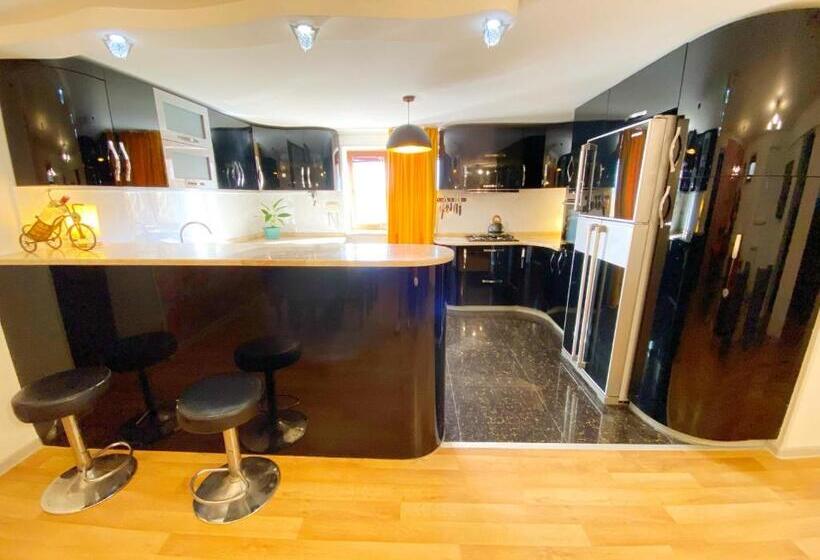 Deluxe Suite King Bed, Orange Kutaisi