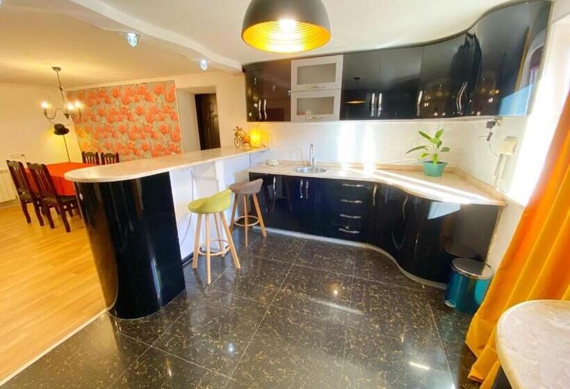 Deluxe Suite King Bed, Orange Kutaisi