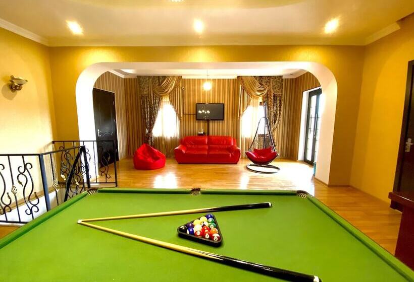 اتاق لوکس, Orange Kutaisi