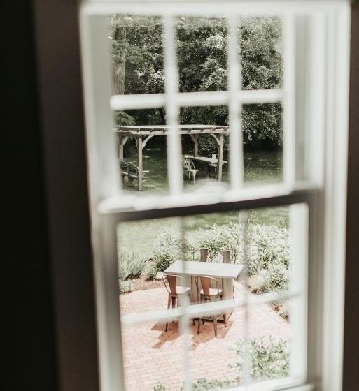 חדר סטנדרט, The Bond 1835