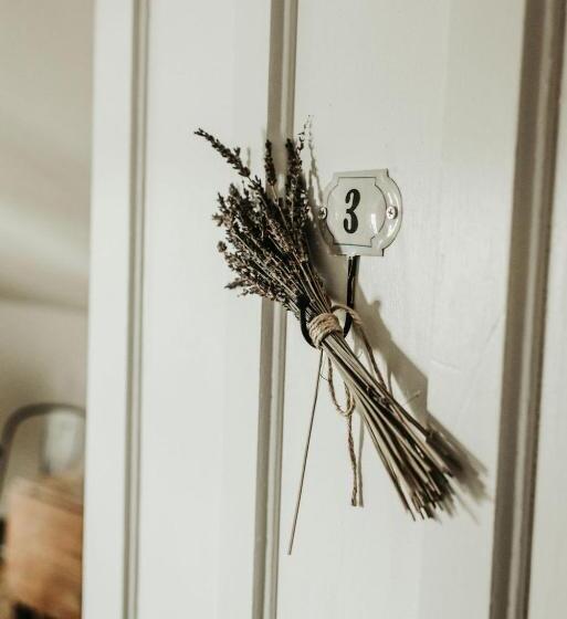 חדר דלוקס, The Bond 1835