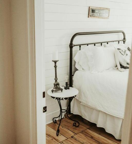 חדר דלוקס, The Bond 1835