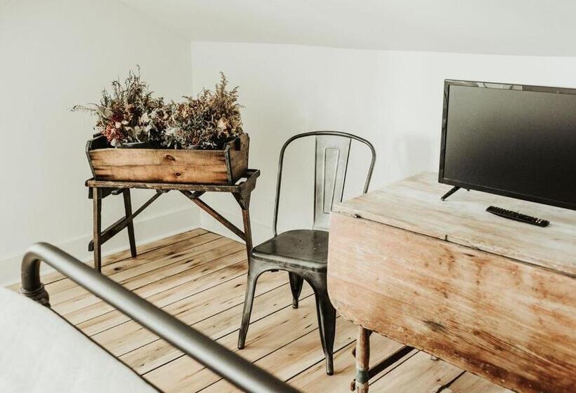 חדר דלוקס, The Bond 1835