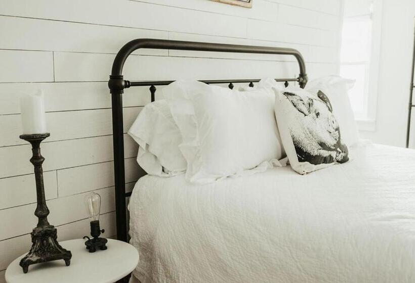 חדר דלוקס, The Bond 1835