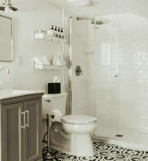 חדר דלוקס, The Bond 1835