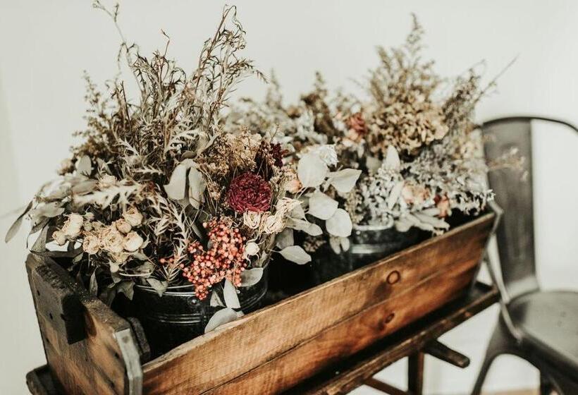 חדר דלוקס, The Bond 1835