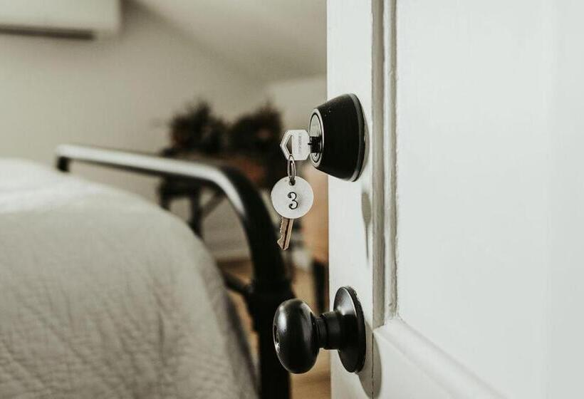 חדר דלוקס, The Bond 1835